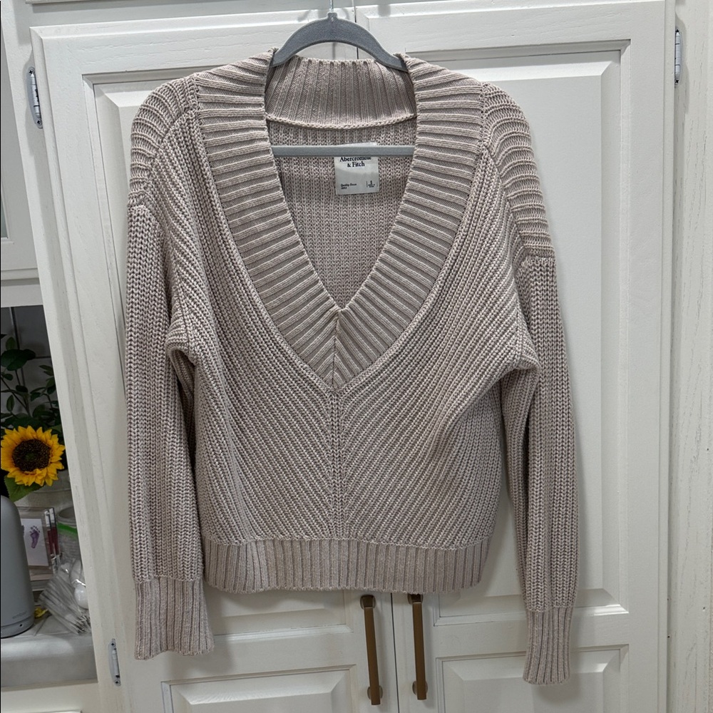 Abercrombie & Fitch Beige V-Neck Ribbed Knit Sweater